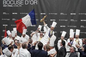 La France n'avait pas remportée le Bocuse d'or depuis 2013. Davy Tissot (au centre) a mené l'équipe de France victorieuse.