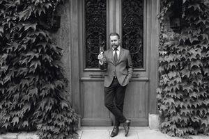 Gentleman champagne, Alexandre Cornot devant le siège de ses bureaux. 