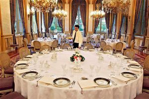Le maître d’hôtel du Quai d'Orsay dresse une table au cordeau en trois quarts d’heure