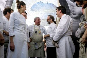 Le soir de l’ouverture, Yannick Alléno (à dr.) a concocté le premier menu du Refettorio parisien à l’invitation de Massimo Bottura. Avec eux, les bénévoles et le chef italien (au bonnet) Pasquale Torrente.