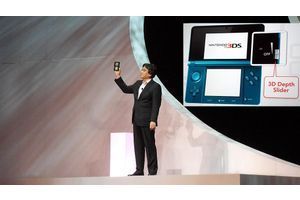  Satoru Iwata, le président de Nintendo, en personne une 3DS à la main.