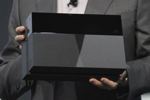  La Playstation 4 entre les mains du patron de Sony Computer Entertainment, Andrew House. 