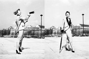 L’art de la pose. Walter Carone, photographe à Paris Match, demande à Bettina de présenter le même tailleur pour des journaux différents. À droite, pour « Elle », une posture sans façon. À gauche, pour « L’Officiel de la mode », à destination des couturières, Bettina met en valeur l’aspect technique.