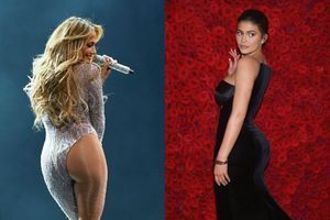 J.Lo, 51 ans et un booty toujours aussi sexy qui n'a rien à envier à sa cadette, Kylie Jenner (à d.)