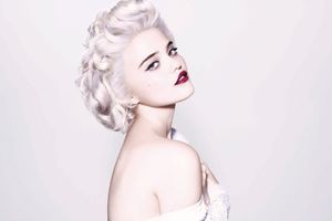 La chanteuse Sky Ferreira, égérie Redken joue le blond blanc comme Marilyn.