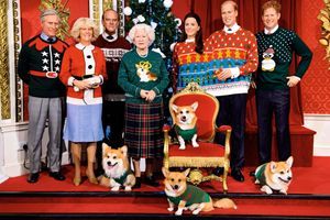 La famille royale britannique au musée de cire de Madame Tussauds pour le Christmas Jumper Day, le 16 décembre 2016. Une mise en scène « ridicool » destinée à lever des fonds pour l’association Save The Children. 