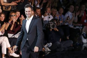 Marc Jacobs venu saluer le public à la fin du défilé de présentation de la collection de prêt-à-porter Louis Vuitton Printems-Eté 2014, ce mercredi.