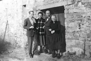 1947, à Callian (Var). Hervé desCharbonneries, le compagnon de Catherine Dior ; Catherine Dior ; Christian Dior ; et « Ma » Lefèvre, la gouvernante de la famille.