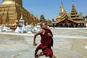 Un moinillon court à Mandalay devant la pagode Kuthodaw et son stupa d’or haut de 60 mètres.