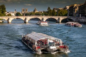 Des bateaux-mouches sur la Seine à Paris