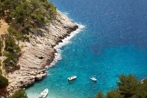 Baignée par les eaux turquoise de l’Adriatique, la petite plage de Dubovica, sur la côte sud de l’île.