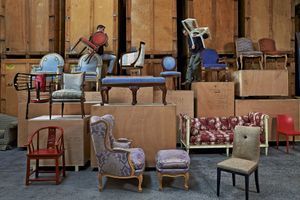 Dans l'entrepôt, chaises, fauteuils, bergères, banquettes de style ou néoclassiques.