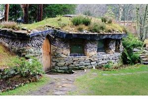 Ceci n’est pas une maison de Hobbit mais une des salles de méditation du village.