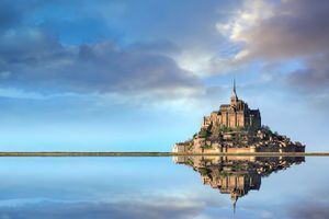 Le Mont Saint-Michel rendu à la mer. 