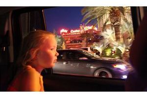  La nuit tombée, le Strip, le boulevard de Las Vegas qui dessert tous les hôtels-casinos, s’allume.