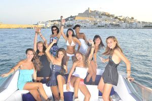 Ces neuf ravissantes jeunes femmes s'offrent un moment de détente en mer et prennent un petit bol d'air avant de partir au travail pour 20 heures. Ce sont les danseuses du Pacha, le night-club le plus glamour d'Ibiza.