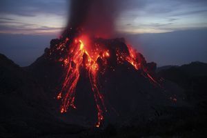 Eruption du volcan Paluweh en Indonésie en 2012. 