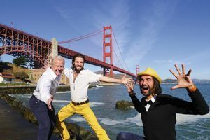 Jour 58 A San Francisco, Milan (pantalon jaune) et Muammer (chapeau) devant le Golden Gate Bridge avec J.B. Wood, milliardaire rencontré à Singapour, qui va les héberger pendant trois jours.