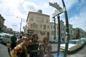 En 1967, des hippies au croisement de Haight et Ashbury street, haut lieu du flower power.