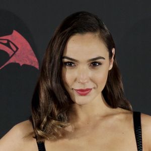 Gal gadot kim kardashian snl