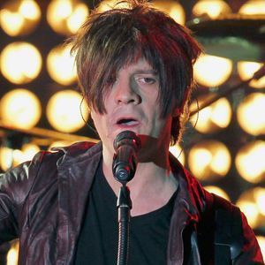 Dominique nicolas quitte le groupe en 1995. Nicola Sirkis dévoile un rare cliché de ses deux fils