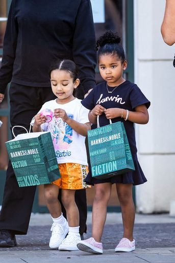 Khloé Kardashian avec sa fille True et sa nièce Chicago à Calabasas le 19 février 2022