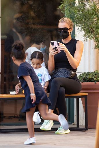Khloé Kardashian avec sa fille True et sa nièce Chicago à Calabasas le 19 février 2022