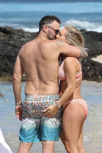 Brian Austin Green en vacances avec sa compagne enceinte Sharna Burgess et ses trois enfants à Hawaï le 16 février 2022