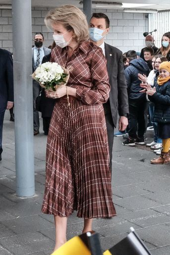 La reine des Belges Mathilde dans une robe à imprimé Prince de Galles à Bouge, le 22 février 2022