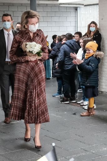 La reine des Belges Mathilde en brun et blanc à Bouge, le 22 février 2022