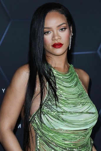 C’est en 2003, alors âgée de 15 ans, que Rihanna se fait repérer par Evan Rogers, producteur de musique, en vacances sur l'île de La Barbade. La jeune adolescente a alors tout fait pour décrocher une audition avec lui. «Elle avait une telle présence ! Son maquillage était parfait (...) Elle avait des yeux verts et une nuque de top-model», avait-il dit selon le journaliste John Seabrook dans le livre «The Song Machine», sorti en 2015.