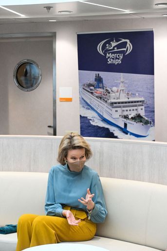 La reine des Belges Mathilde sur le Global Mercy amarré à Anvers, le 18 février 2022