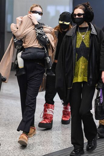 Bella Hadid, Gigi Hadid et sa fille Khai à Milan le 23 février 2022. 
