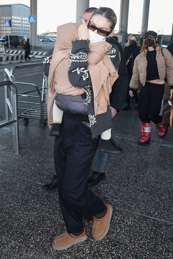 Gigi Hadid et sa fille Khai à Milan le 23 février 2022. 