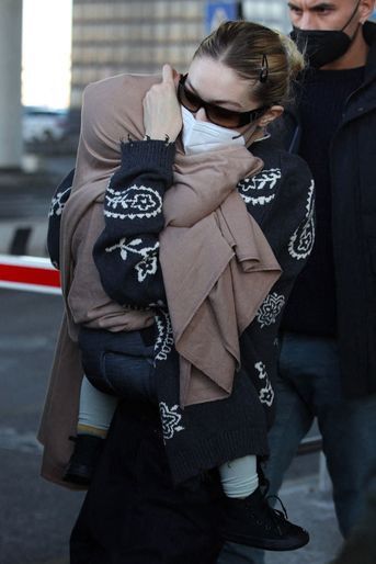 Gigi Hadid et sa fille Khai à Milan le 23 février 2022. 