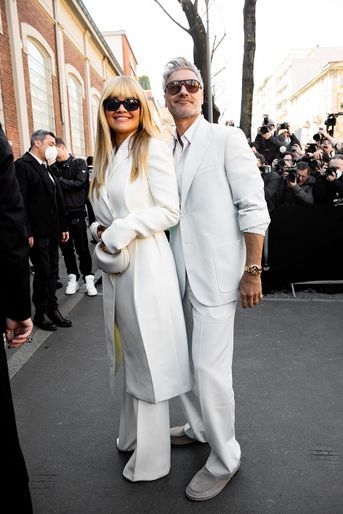 Rita Ora et Taika Waititi au défilé Fendi lors de la Fashion Week de Milan le 23 février 2022