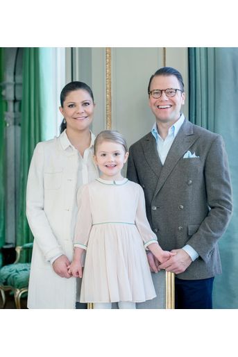 La princesse Estelle de Suède avec ses parents. Photo diffusée pour son 4e anniversaire, le 23 février 2016