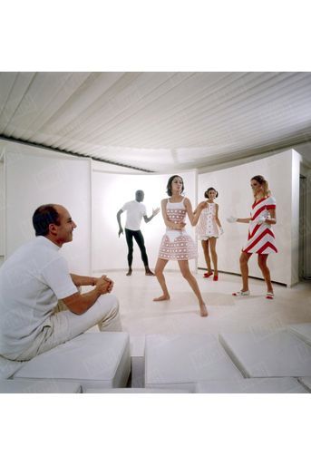 En janvier 1968, André Courrèges fait défiler ses mannequins en super mini robes et shorts sur un air de jerk.