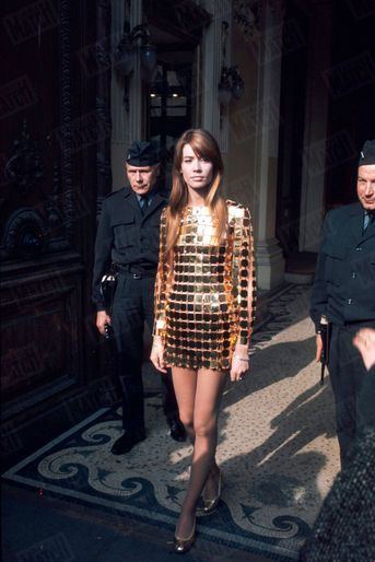 Et le jeu des Stars... En mai 1968, Françoise Hardy fait sensation avec sa petite robe métallique Paco Rabanne en plaques d’or incrustées de diamants.