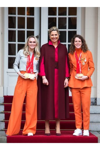 La reine Maxima des Pays-Bas avec les patineuses de vitesse Irene Schouten et Ireen Wüst à La Haye, le 22 février 2022