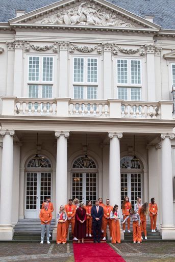 La reine Maxima et le roi Willem-Alexander des Pays-Bas avec les athlètes néerlandais médaillés aux JO d'hiver de Pékin, au palais Noordeinde à La Haye le 22 février 2022