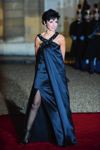 10 mars 2008. Pour la réception à l’Élysée du président israélien Shimon Peres, Rachida Dati, ministre de la Justice, foule le tapis rouge en robe Christian Dior. Une silhouette grand luxe qui fera grand bruit.