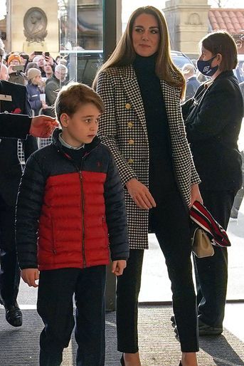Kate Middleton avec son fils le prince George lors du match Angleterre-Pays de Galles à l&#039;occasion de la troisième journée du Tournoi des 6 Nations de rugby au stade de Twickenham (sud-ouest de Londres) le 26 février 2022