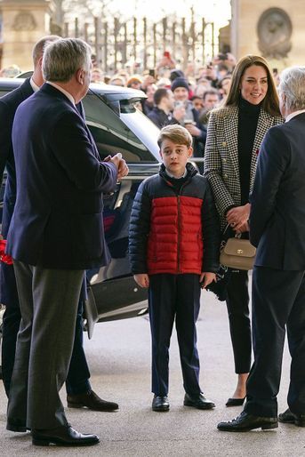Kate Middleton avec son fils le prince George lors du match Angleterre-Pays de Galles à l&#039;occasion de la troisième journée du Tournoi des 6 Nations de rugby au stade de Twickenham (sud-ouest de Londres) le 26 février 2022