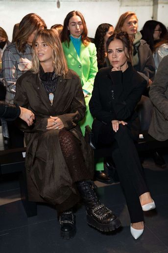 Mia Regan et Victoria Beckham au défilé Supriya Lele lors de la Fashion Week de Londres le 21 février 2022