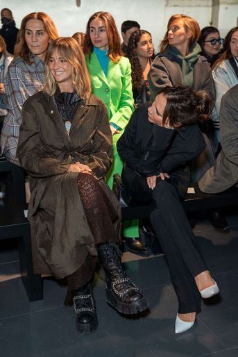 Mia Regan et Victoria Beckham au défilé Supriya Lele lors de la Fashion Week de Londres le 21 février 2022
