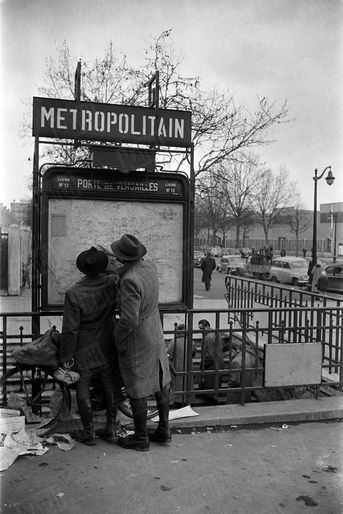 «Des 300 000 visiteurs, beaucoup, venus entre deux cars, n'ont vu de Paris que le plan du métro.» - Paris Match n°311, 12 mars 1955