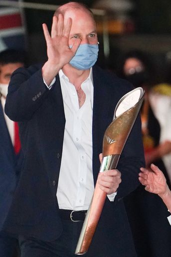 Le prince William tenant la torche des Jeux du Commonwealth, le 10 février 2022 à Dubaï.