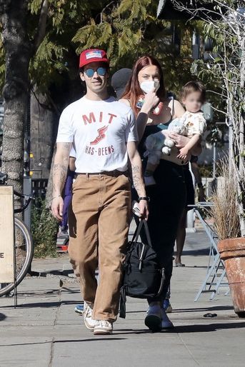 Joe Jonas, sa femme Sophie Turner et leur fille Willa, à Los Angeles, le 12 février 2022. 