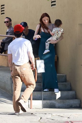 Joe Jonas, sa femme Sophie Turner, et leur fille Willa avec des amis devant le restaurant "All Time", à Los Angeles, le 12 février 2022.